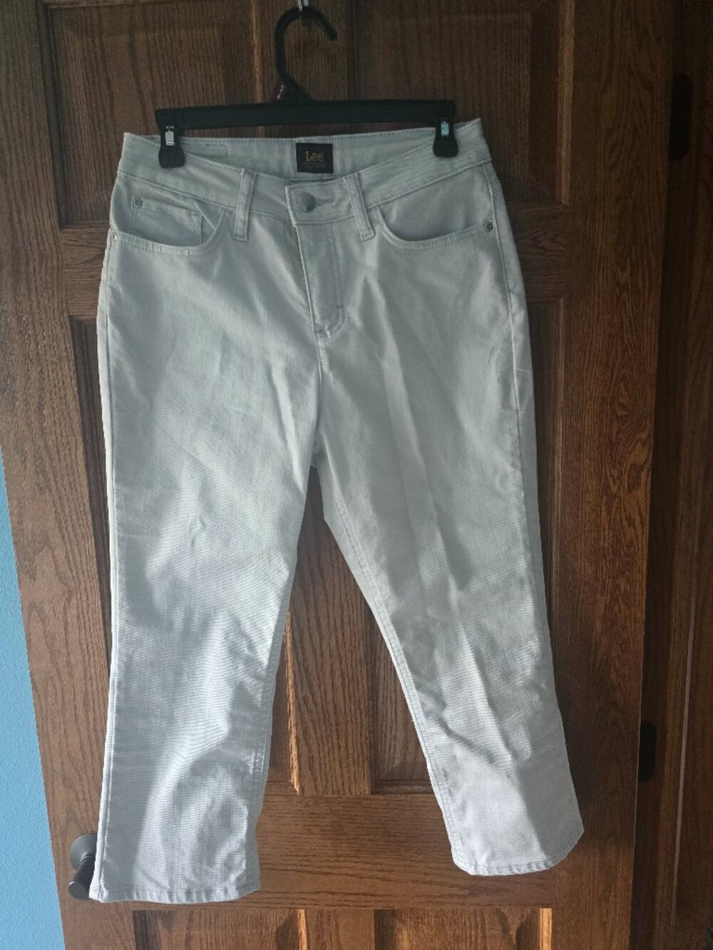 Lee Ladies Cropped Jeans Size 8 Medium – Bluish White NWOT